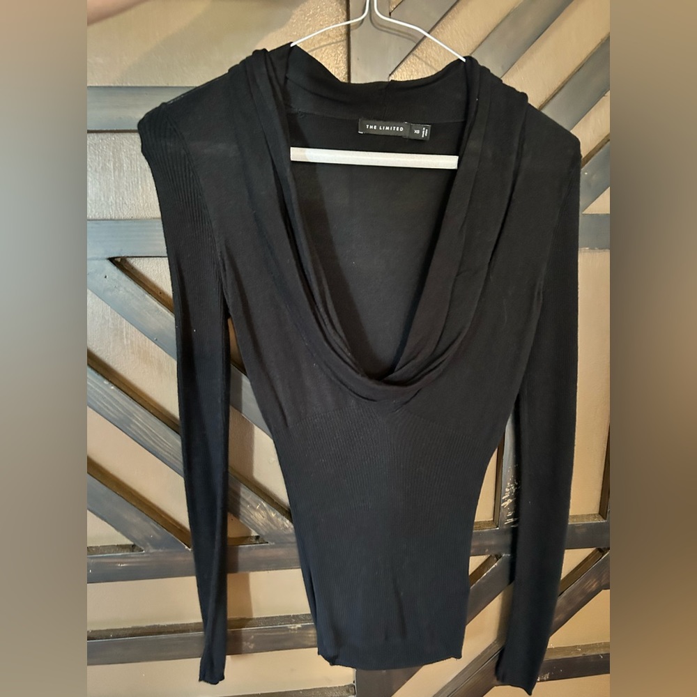 Limited low cut thin sweater